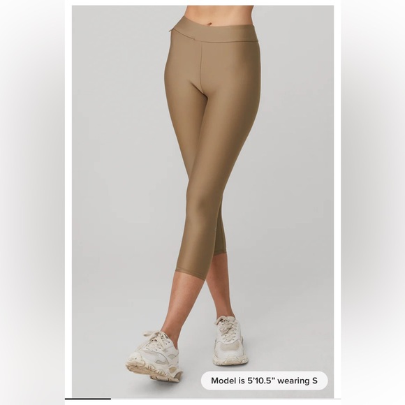 ALO Yoga Pants - NWOT Alo Yoga Airlift High-Waist Conceal-Zip Capri- Sz: S
